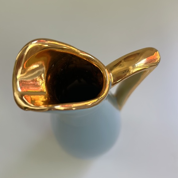 VTG small carafe Vase, Blue Ceramic with gold accent - Picture 6 of 10